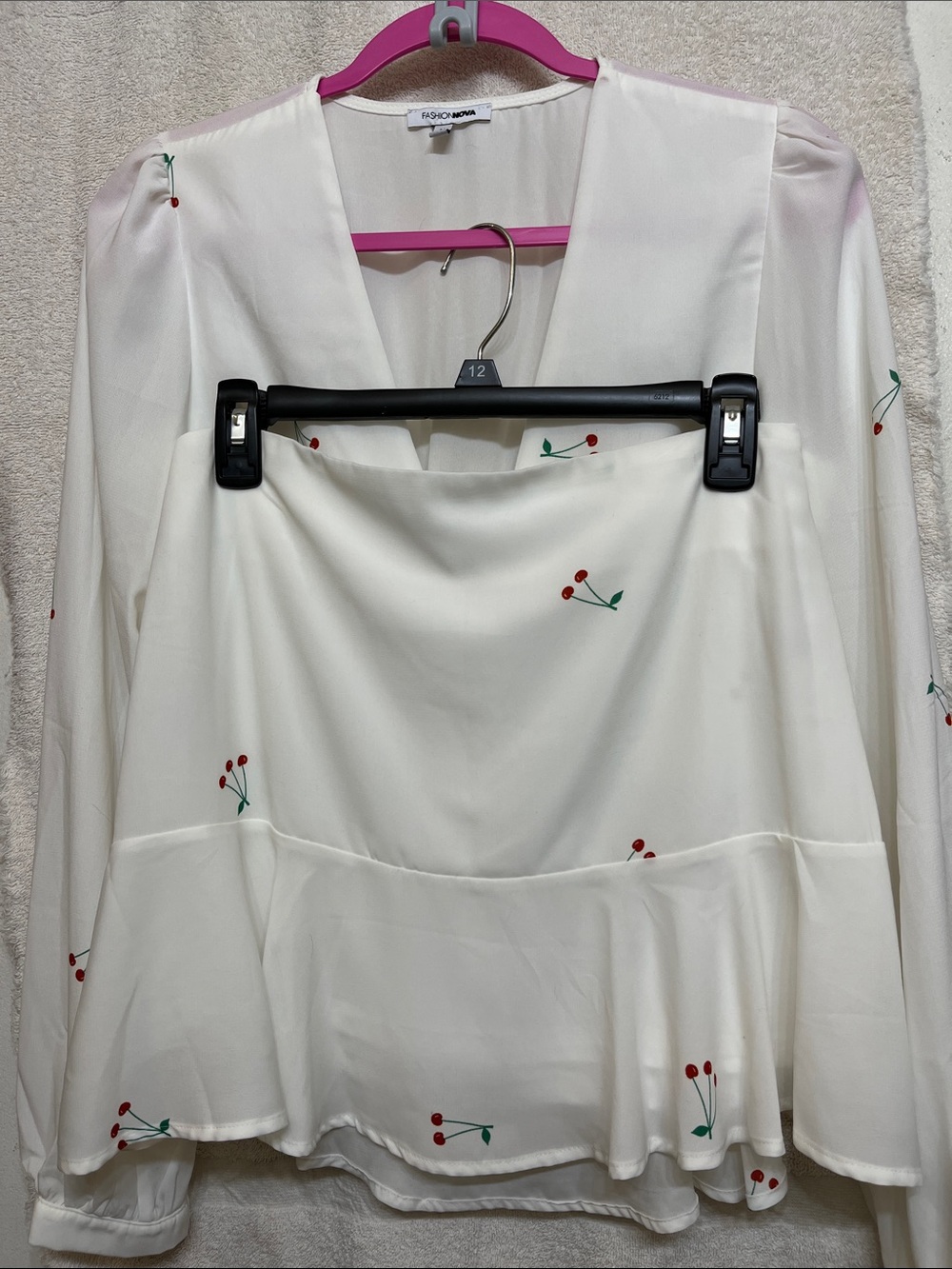 🍒🌸🍒🌸🍒🌸🍒Fashion Nova White Cherry-Print V-Neck Crop Blouse🌸🍒🌸🍒🌸